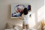 Paul Sinus Wandbild 120x80cm Iris Bluete abstrakte Blumenmalerei moderne Kunst violett weiss expressive Pinselstruktur grosses Blumen Kunstbild stilvolle Wanddekoration fuer Wohnzimmer