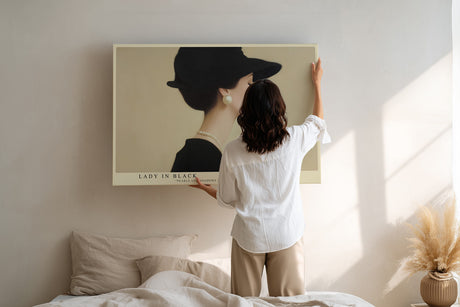 Paul Sinus Wandbild Lady in Black – elegante Frau im Profil mit Perlen und Hut verkörpert zeitlosen Stil und feminine Raffinesse