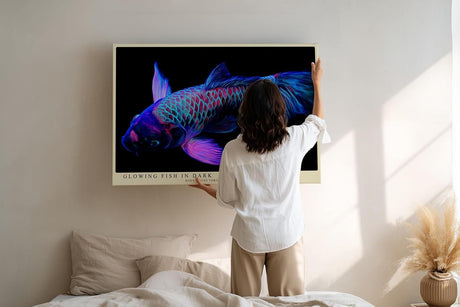 Paul Sinus Wandbild 120x80cm leuchtender Koi Fisch moderne Neon Illustration buntes Unterwasser Kunstposter stilvolle Wanddekoration fuer Wohnzimmer Büro Schlafzimmer
