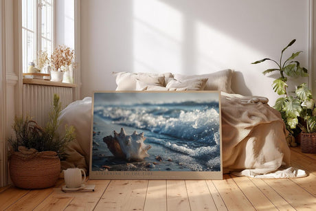 Paul Sinus Wandbild 120x80cm Listening to the Tide Muschel am Strand mit Wellen Maritime Natur Kunst fuer Wohnzimmer Schlafzimmer Bad und Büro