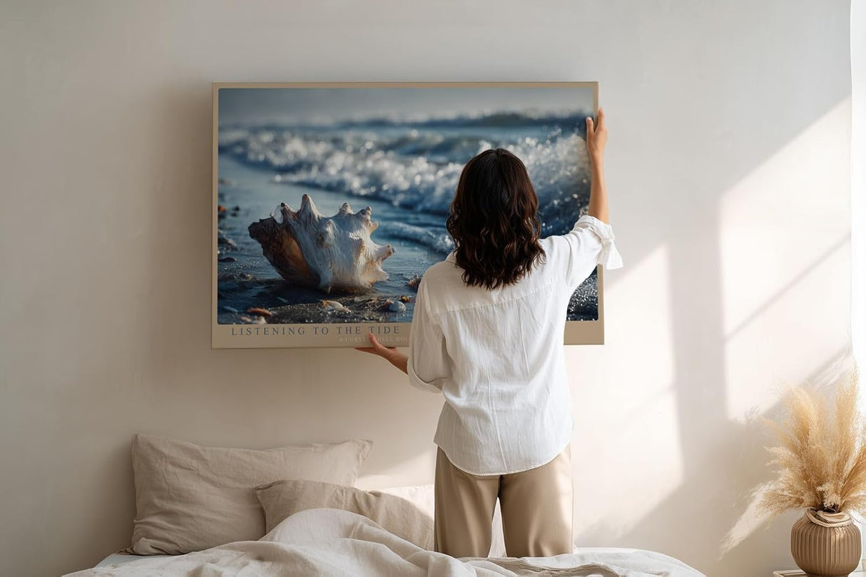 Paul Sinus Wandbild 120x80cm Listening to the Tide Muschel am Strand mit Wellen Maritime Natur Kunst fuer Wohnzimmer Schlafzimmer Bad und Büro