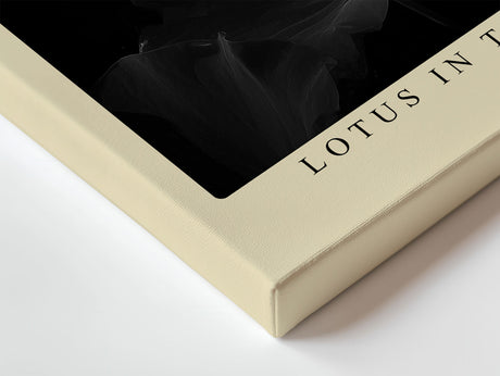 Paul Sinus Wandbild Lotus in the Night – Zeitlose Eleganz einer blühenden Lotusblume im Dunkeln, Symbol für Reinheit, Ruhe und Erleuchtung