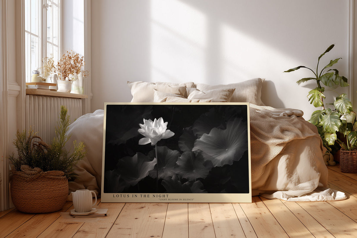 Paul Sinus Wandbild Lotus in the Night – Zeitlose Eleganz einer blühenden Lotusblume im Dunkeln, Symbol für Reinheit, Ruhe und Erleuchtung