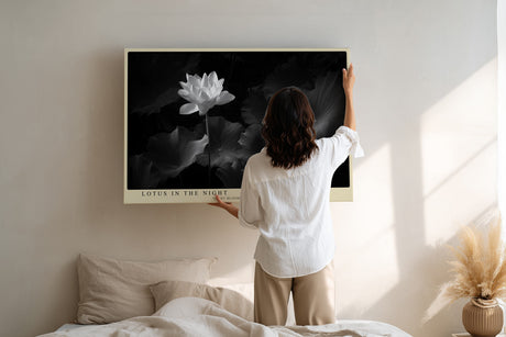 Paul Sinus Wandbild Lotus in the Night – Zeitlose Eleganz einer blühenden Lotusblume im Dunkeln, Symbol für Reinheit, Ruhe und Erleuchtung