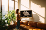 Paul Sinus Wandbild 120x80cm Lotusblüte schwarz weiß Fotokunst minimalistische Blume elegantes Naturmotiv stilvolle Wanddekoration für Wohnzimmer Schlafzimmer Spa Büro
