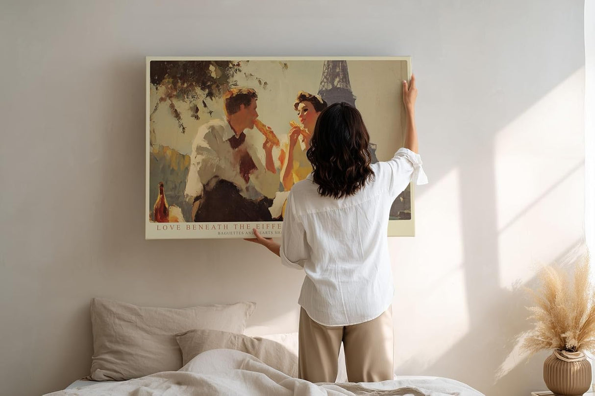 Paul Sinus Wandbild 120x80cm Love Beneath the Eiffel romantische Paris Szene mit Paar und Eiffelturm Kunst Poster für Wohnzimmer Schlafzimmer