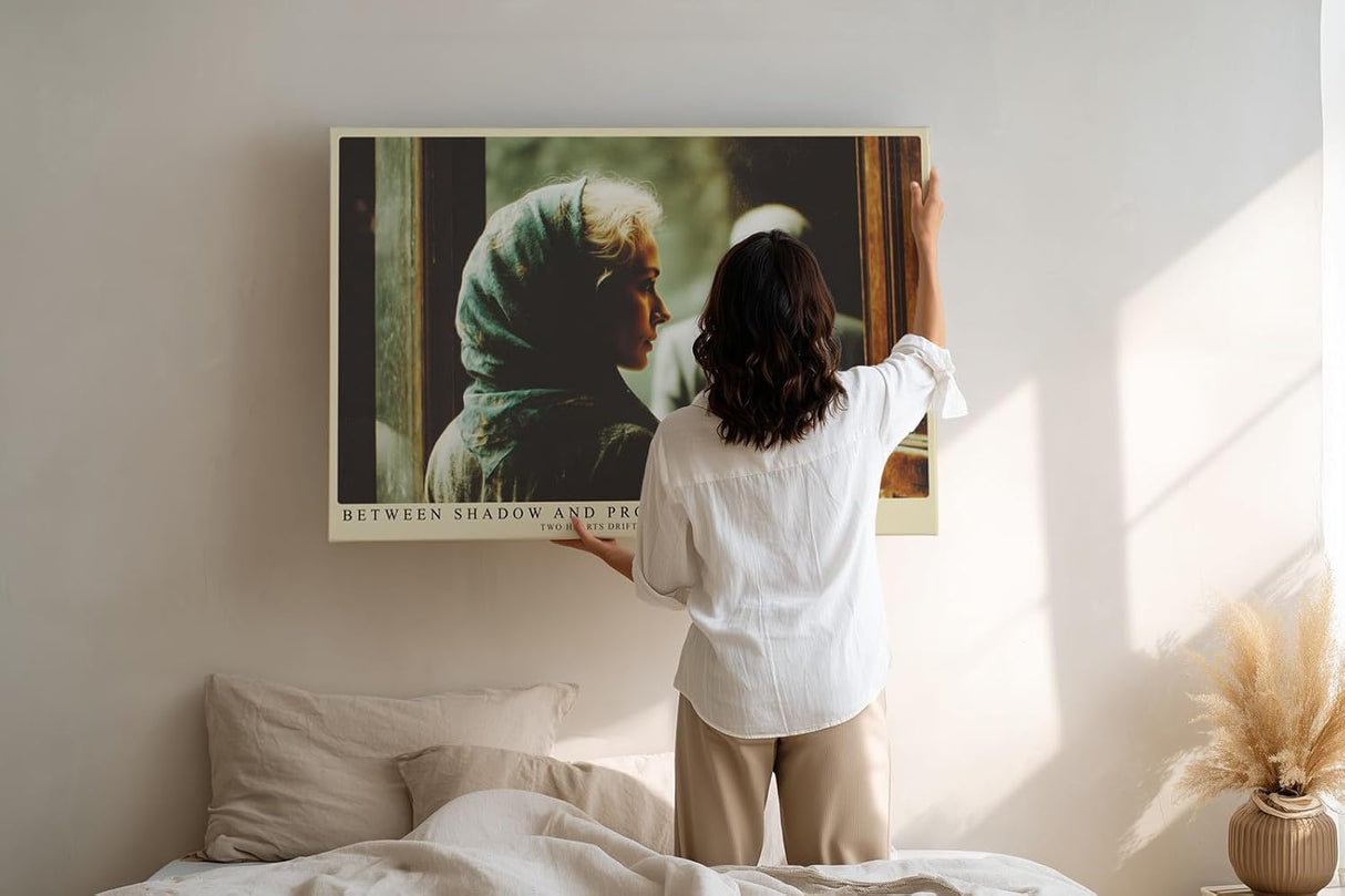Paul Sinus Wandbild 120x80cm Melancholische Szene am Fenster Stimmungsvolles Kunstmotiv ueber Distanz und stille Emotionen Modernes LeinWandbild 120x80cm fuer Wohnraum und Büro