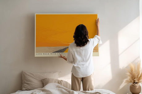 Paul Sinus Wandbild 120x80cm minimalistische Landschaft mit Person und Regenschirm moderne Illustration in warmem orange ruhiges Kunstposter fuer Wohnzimmer Schlafzimmer Büro Flur