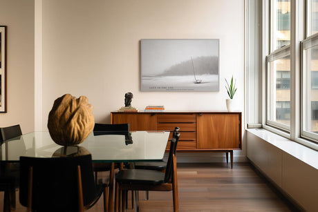 Paul Sinus Wandbild 120x80cm minimalistisches Boot im Nebel ruhige Landschaft Fotokunst grau Natur Kunstdruck moderne