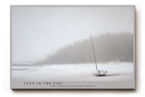 Paul Sinus Wandbild 120x80cm minimalistisches Boot im Nebel ruhige Landschaft Fotokunst grau Natur Kunstdruck moderne
