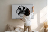 Paul Sinus Wandbild Monochrome Bloom of Elegance – Minimalistische Blütendarstellung in Schwarzweiß – Zeitloses Wandbild mit klarer Form und ruhiger Ästhetik.
