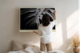 Paul Sinus Wandbild 120x80cm Monstera Blatt dunkel minimalistische Pflanzenkunst schwarz weiss moderne botanische Wanddekoration fuer Wohnzimmer Büro
