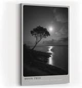 Paul Sinus Wandbild in 40x60cm Moon Tree – stimmungsvolle Schwarz-Weiß-Landschaft mit Baum am Ufer im Mondlicht