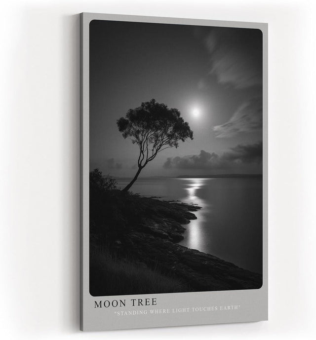 Paul Sinus Wandbild in 40x60cm Moon Tree – stimmungsvolle Schwarz-Weiß-Landschaft mit Baum am Ufer im Mondlicht