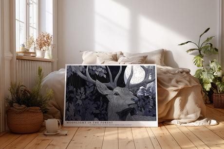 Paul Sinus Wandbild Moonlight in the Forest Mystisches Waldbild mit einem edlen Hirsch im Schein des Mondes, umgeben von dunklen Blättern und tiefem Blau.