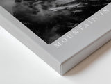 Paul Sinus Wandbild 120x80cm Mountain in Mono Light dramatische schwarz weiß Berglandschaft mit Mond moderne Natur Fotokunst Poster für Wohnzimmer Büro
