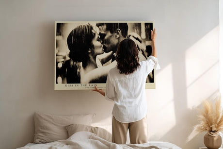 Paul Sinus Wandbild 120x80cm Paar Kuss im Regen Romantische Szene Vintage Fotokunst Schwarz Weiss Liebesmotiv