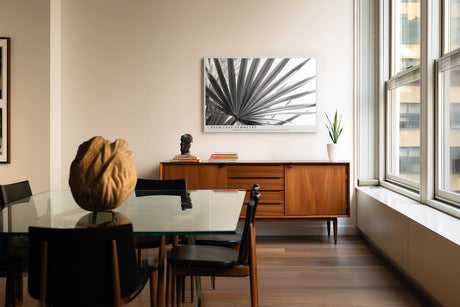 Paul Sinus Wandbild Palm Leaf Symmetry Schwarz-Weiß-Motiv eines Palmenblatts mit klarer Linienstruktur und eleganter, geometrischer Anordnung.