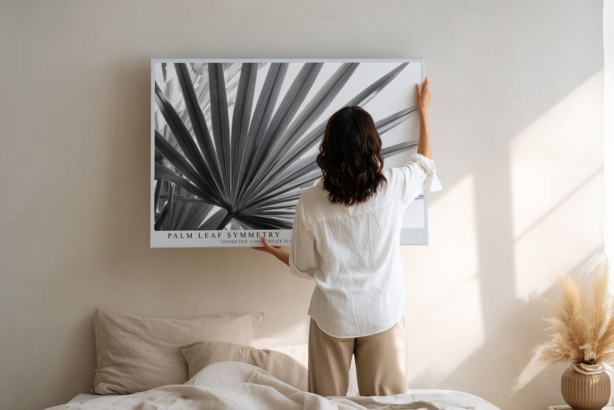 Paul Sinus Wandbild Palm Leaf Symmetry Schwarz-Weiß-Motiv eines Palmenblatts mit klarer Linienstruktur und eleganter, geometrischer Anordnung.
