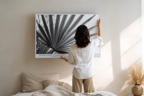 Paul Sinus Wandbild Palm Leaf Symmetry Schwarz-Weiß-Motiv eines Palmenblatts mit klarer Linienstruktur und eleganter, geometrischer Anordnung.