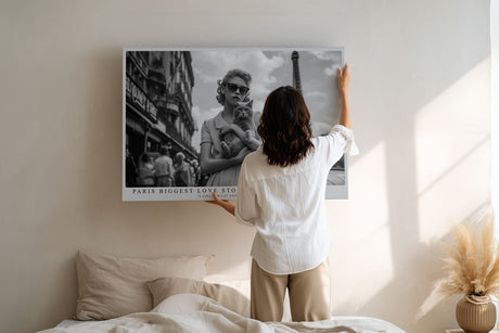 Paul Sinus Wandbild Paris Biggest Love Story – Frau mit Katze vor dem Eiffelturm