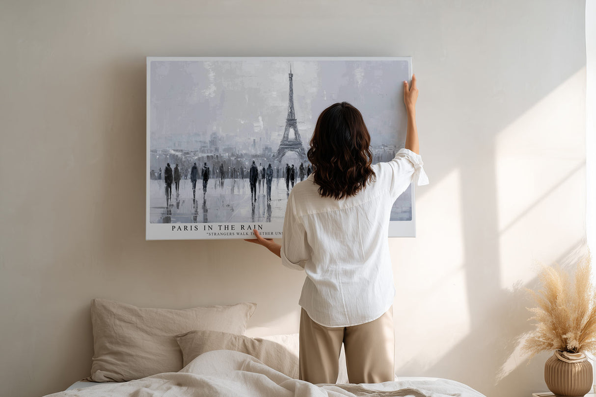 Paul Sinus Wandbild Paris in the Rain Eindrucksvolle Stadtszene von Paris im Regen mit Spaziergängern unter dem Eiffelturm in kühlen Grautönen.