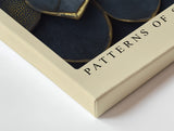 Paul Sinus Wandbild Patterns of Shadow and Gold elegantes Strukturmotiv mit goldumrandeten Schuppenformen