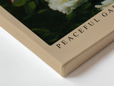 Paul Sinus Wandbild Peaceful Garden Dream Romantisches Porträt einer schlafenden Frau zwischen weißen Rosen – Sinnbild für Ruhe, Schönheit und Geborgenheit.