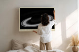 Paul Sinus Wandbild 120x80cm Planet Mit Ringen Kosmos Minimalistische Weltraum Kunst Schwarz Weiss Illustration Kunstdruck Poster Grosse Wanddekoration fuer Wohnzimmer Büro