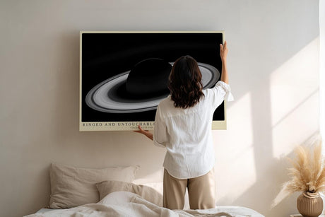 Paul Sinus Wandbild 120x80cm Planet Mit Ringen Kosmos Minimalistische Weltraum Kunst Schwarz Weiss Illustration Kunstdruck Poster Grosse Wanddekoration fuer Wohnzimmer Büro
