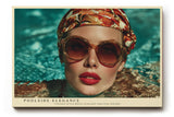 Paul Sinus Wandbild Poolside Elegance Stilvolles Porträt einer Frau mit Sonnenbrille und Kopftuch im Wasser – Sinnbild für Retro-Glamour und Sommerluxus.