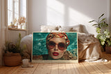 Paul Sinus Wandbild Poolside Elegance Stilvolles Porträt einer Frau mit Sonnenbrille und Kopftuch im Wasser – Sinnbild für Retro-Glamour und Sommerluxus.