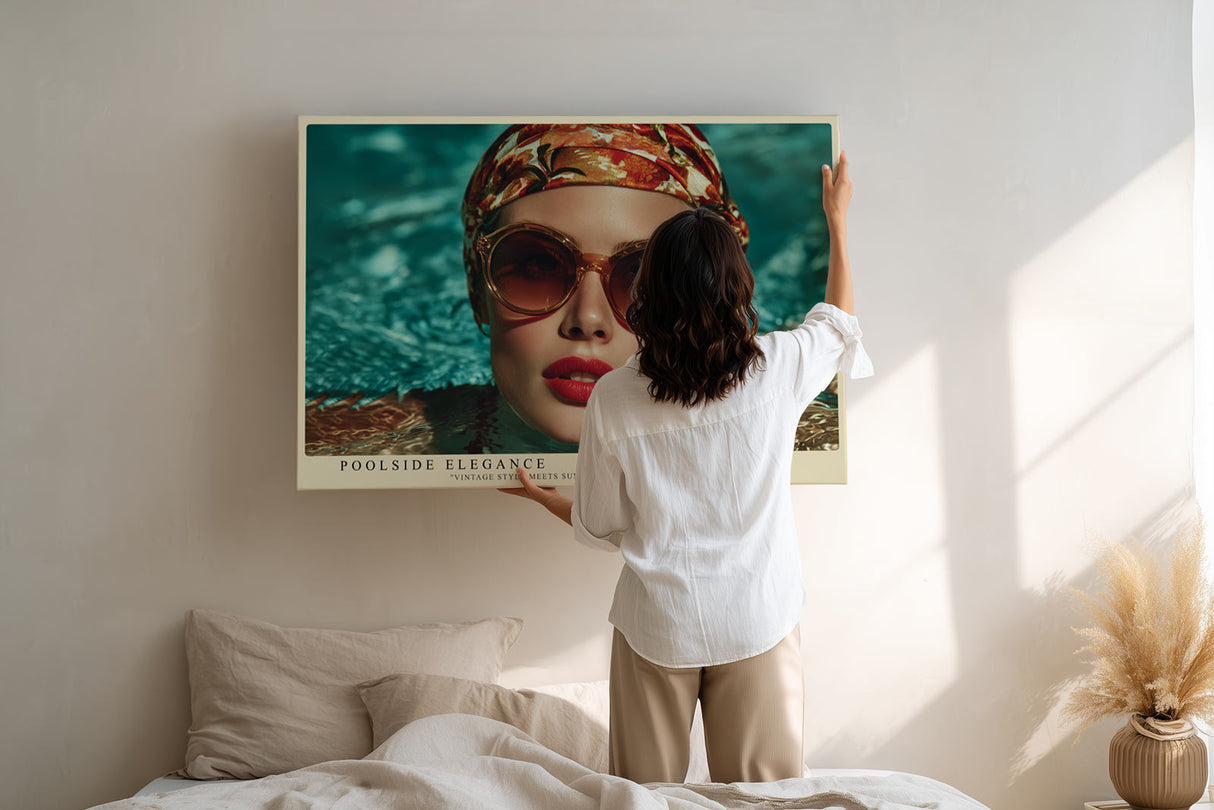 Paul Sinus Wandbild Poolside Elegance Stilvolles Porträt einer Frau mit Sonnenbrille und Kopftuch im Wasser – Sinnbild für Retro-Glamour und Sommerluxus.