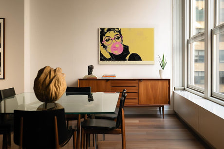 Paul Sinus Wandbild 120x80cm Pop Art Frau mit Brille Kaugummi modern retro Portraet Kunstbild gelb pink Wanddekoration fuer Wohnzimmer Büro
