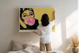 Paul Sinus Wandbild 120x80cm Pop Art Frau mit Brille Kaugummi modern retro Portraet Kunstbild gelb pink Wanddekoration fuer Wohnzimmer Büro
