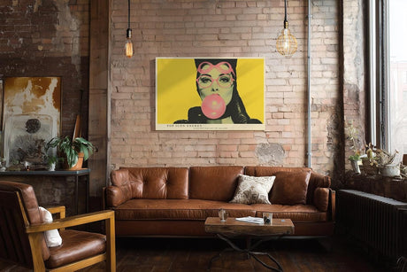 Paul Sinus Wandbild 120x80cm Pop Art Frauenportraet mit Kaugummi moderne Retro Illustration gelbe Hintergrundfarbe stilvolle Wanddekoration fuer Wohnzimmer Büro