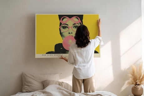 Paul Sinus Wandbild 120x80cm Pop Art Frauenportraet mit Kaugummi moderne Retro Illustration gelbe Hintergrundfarbe stilvolle Wanddekoration fuer Wohnzimmer Büro