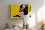 Paul Sinus Wandbild 120x80cm Pop Art Katze mit Sonnenbrille und Kaugummi moderne Comic Illustration buntes Kunstposter auf gelbem Hintergrund für Wohnzimmer Büro Jugendzimmer