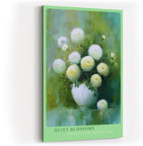Paul Sinus Wandbild in 40x60cm Quiet Blossoms zartes Stillleben mit weißen Chrysanthemen in weißer Vase vor grünem Hintergrund