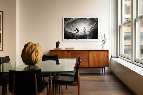 Paul Sinus Wandbild 120x80cm Ride the Break Surfer in Welle schwarz weiß Action Fotokunst modernes Meer Poster für Wohnzimmer Büro Strand Dekoration