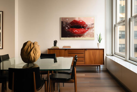 Paul Sinus Wandbild 120x80cm rote Lippen Splash Fotokunst moderner Beauty Style mit Wasser Bewegung glamouröses Kunstbild für Wohnzimmer Studio