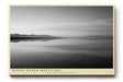 Paul Sinus Wandbild 120x80cm ruhige See Landschaft Schwarz Weiss minimalistische Natur Fotokunst elegantes Kunstposter zeitlose Wanddekoration fuer Wohnzimmer Schlafzimmer Büro Flur
