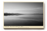 Paul Sinus Wandbild 120x80cm ruhige See Landschaft Schwarz Weiss minimalistische Natur Fotokunst elegantes Kunstposter zeitlose Wanddekoration fuer Wohnzimmer Schlafzimmer Büro Flur