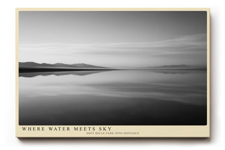 Paul Sinus Wandbild 120x80cm ruhige See Landschaft Schwarz Weiss minimalistische Natur Fotokunst elegantes Kunstposter zeitlose Wanddekoration fuer Wohnzimmer Schlafzimmer Büro Flur