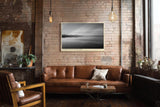 Paul Sinus Wandbild 120x80cm ruhige See Landschaft Schwarz Weiss minimalistische Natur Fotokunst elegantes Kunstposter zeitlose Wanddekoration fuer Wohnzimmer Schlafzimmer Büro Flur