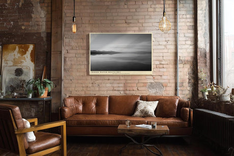 Paul Sinus Wandbild 120x80cm ruhige See Landschaft Schwarz Weiss minimalistische Natur Fotokunst elegantes Kunstposter zeitlose Wanddekoration fuer Wohnzimmer Schlafzimmer Büro Flur