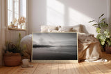 Paul Sinus Wandbild 120x80cm ruhige See Landschaft Schwarz Weiss minimalistische Natur Fotokunst elegantes Kunstposter zeitlose Wanddekoration fuer Wohnzimmer Schlafzimmer Büro Flur