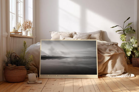 Paul Sinus Wandbild 120x80cm ruhige See Landschaft Schwarz Weiss minimalistische Natur Fotokunst elegantes Kunstposter zeitlose Wanddekoration fuer Wohnzimmer Schlafzimmer Büro Flur