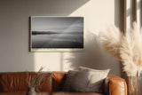 Paul Sinus Wandbild 120x80cm ruhige See Landschaft Schwarz Weiss minimalistische Natur Fotokunst elegantes Kunstposter zeitlose Wanddekoration fuer Wohnzimmer Schlafzimmer Büro Flur