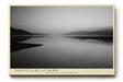 Paul Sinus Wandbild 120x80cm ruhiger See mit Bergen minimalistische Schwarz Weiss Landschaft modernes Kunstposter stilvolle Wanddekoration fuer Wohnzimmer Schlafzimmer Büro